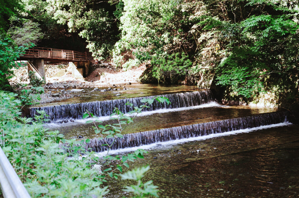 多度狭を流れる多度川