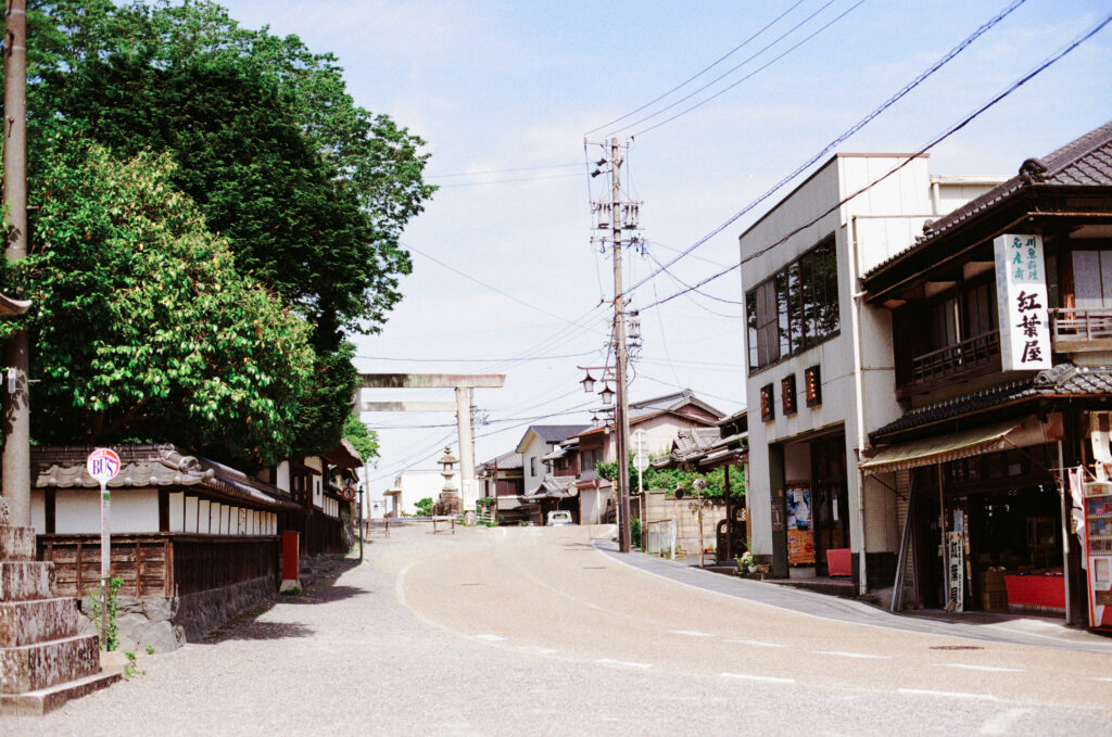 多度大社前の道