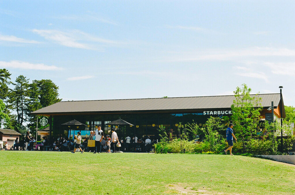 天王川公園内のスタバ