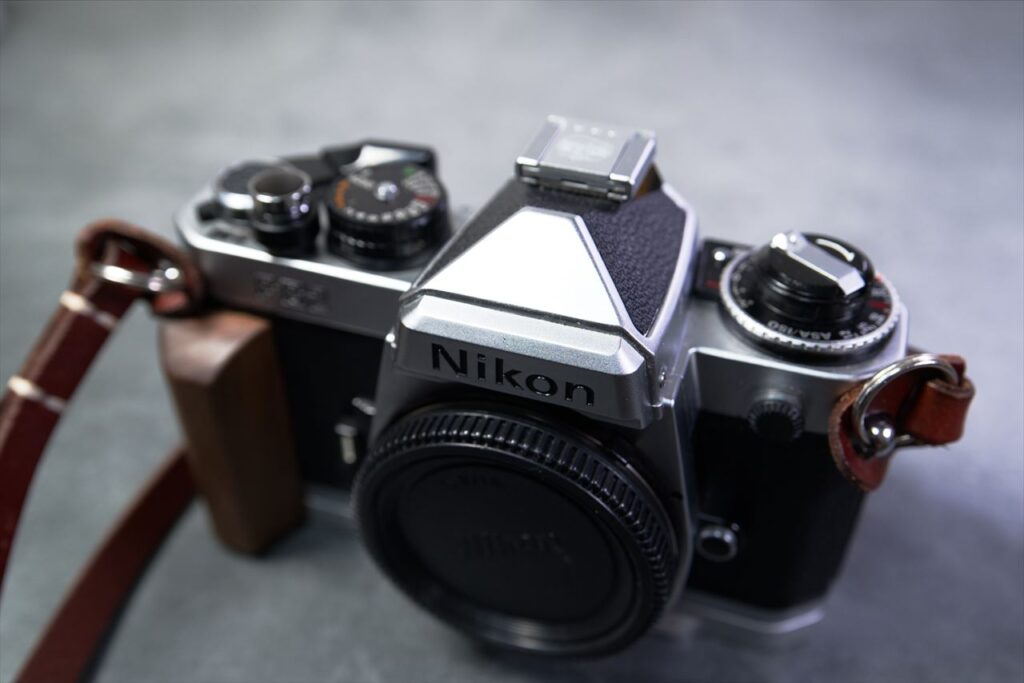 Nikon FE2正面の細かな傷