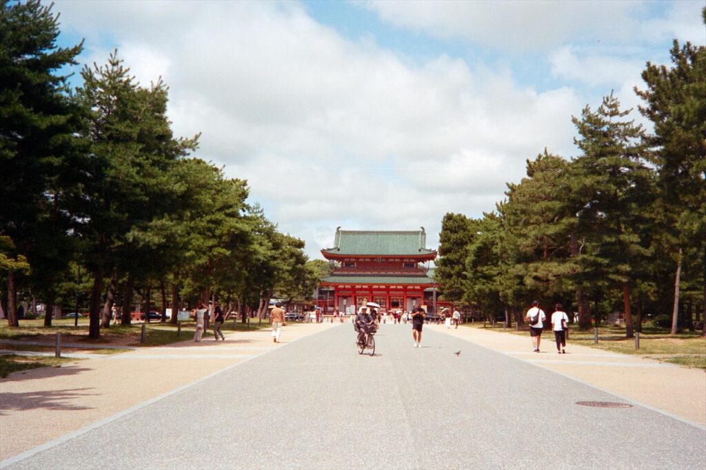 平安神宮前の通り