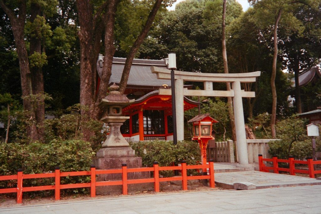 八坂神社境内の社