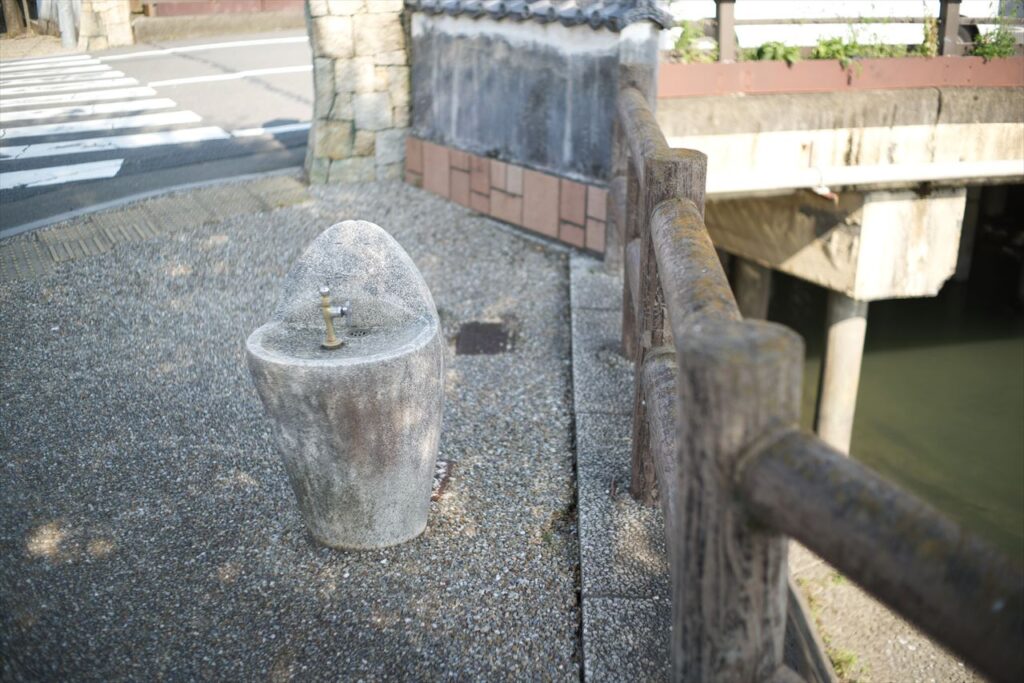 水路沿いにある水飲み場